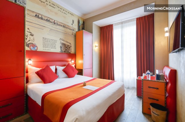 Chambre colorée dans un hôtel