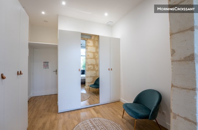 Chambre lumineuse dans résidence