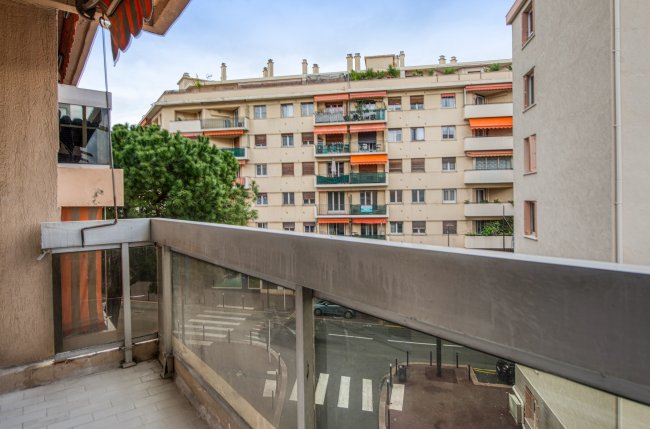 Bel appartement moderne avec balcon