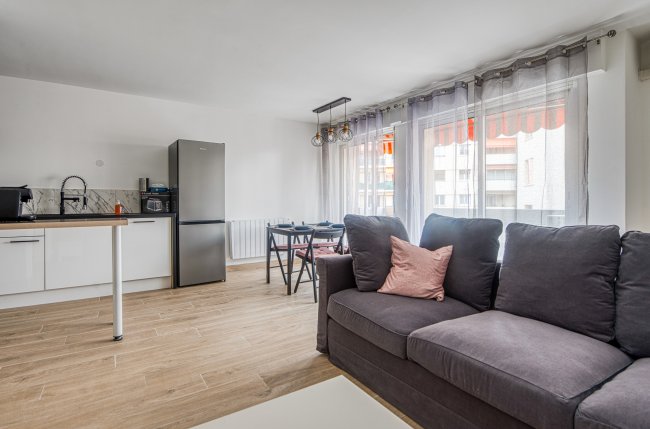 Bel appartement moderne avec balcon