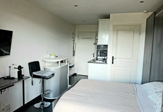 joli studio design, à côté piscine