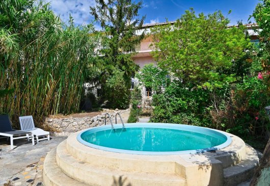 Villa avec jardin et piscine