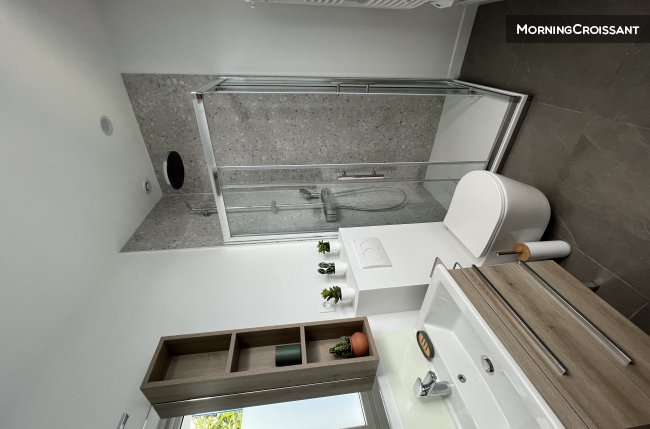 Chambre avec salle de bains privée