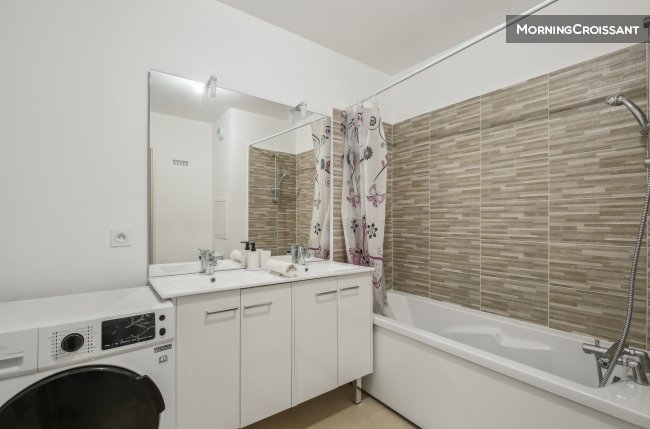 Chic and spacious apart with parkin