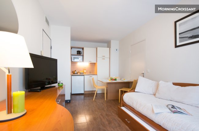 Appartement lumineux avec piscine