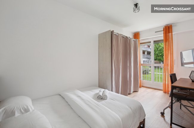 Duplex apart downtown with parking