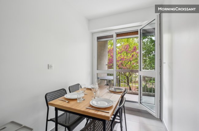 Duplex apart downtown with parking