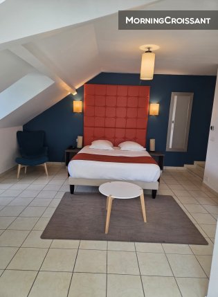 Grand studio meublé à louer au mois