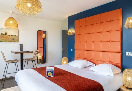 Chambre supérieure meublée