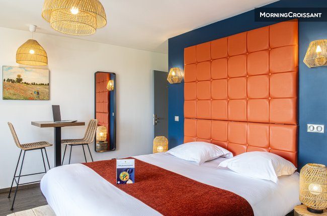 Chambre supérieure meublée