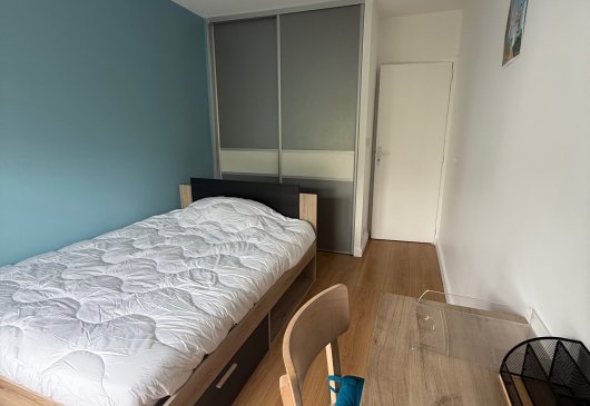 Chambre meublée avec balcon (33140)